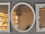 trois miroirs accrochés au mur les uns à côté des autres