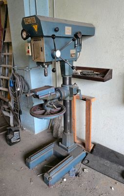 une machine qui se trouve dans une pièce, près d'un mur