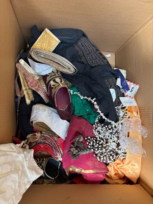 une boîte en carton remplie de vêtements et d'autres objets