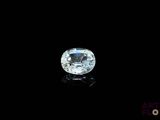 un diamant blanc sur une surface noire, avec un fond noir