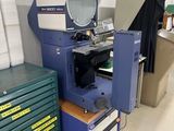 une machine qui se trouve dans une pièce comportant de nombreux tiroirs