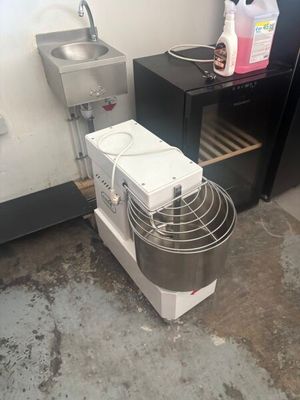 une machine posée par terre à côté d'un évier