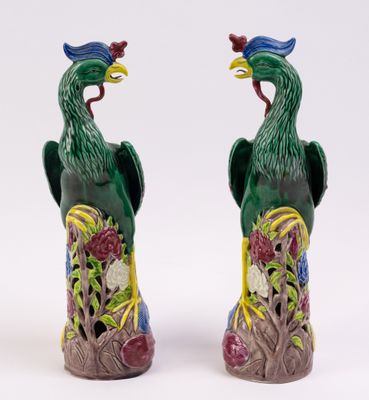 ASIE, début Xxes, Paire de phoenix en porcelaine polychrome,…