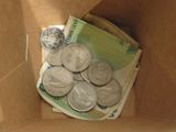 une boîte en carton contenant de l'argent et des pièces de monnaie