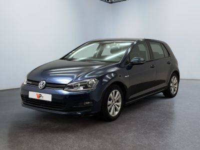 La Volkswagen Golf bleue est garée dans une grande pièce.