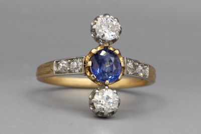 Bague en or et platine ornée d’un saphir central épaulé de d…