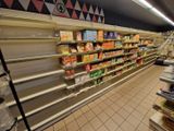 de nombreuses étagères du magasin sur lesquelles sont disposés des produits alimentaires