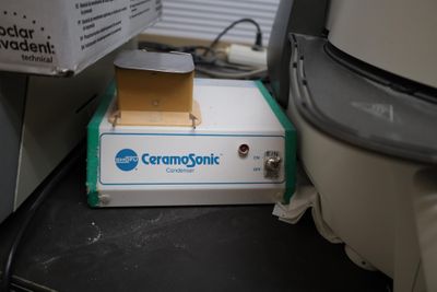 a box that is sitting on top of a machine