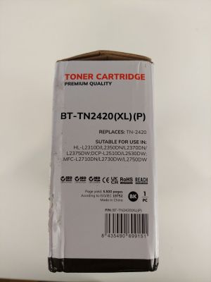un gros plan d'une cartouche de toner noire sur fond blanc