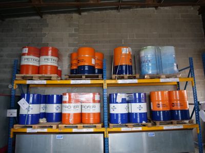 33 Futs DE 200l D'Huile DE Graissage OU Hydraulique :