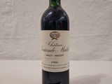 une bouteille de vin posée sur une table