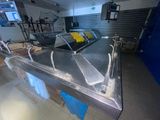 un comptoir en métal sur lequel est posé un bouquet de fleurs jaunes