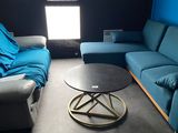un salon avec un canapé bleu et une table basse