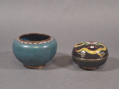 deux vases posés l'un à côté de l'autre sur une table