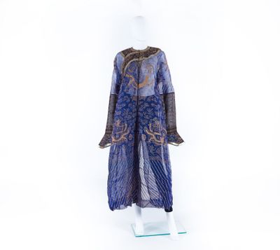 CHINE - XIXe siècle Robe d'été en gaze de soie bleue brodée …
