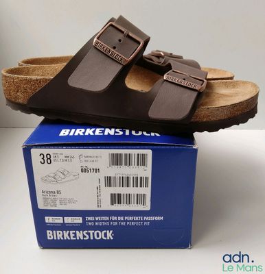 une boîte sur laquelle est posée une paire de sandales
