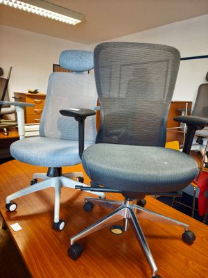 deux chaises de bureau posées sur un bureau