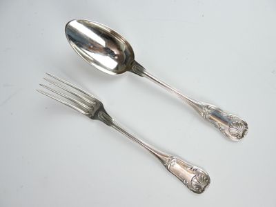 deux cuillères et une fourchette posées sur une table