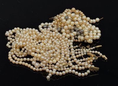 Lot de colliers en perles fantaisie, certains fermoirs en or…