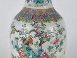 un vase orné d'un oiseau et de fleurs