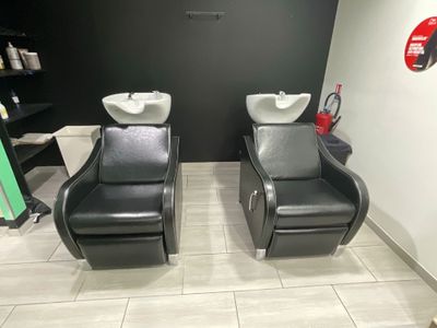 deux chaises assises l'une à côté de l'autre dans une pièce