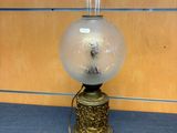 une lampe posée sur une table à côté d'un cupcake