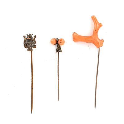 trois types de broches différents sur une surface blanche