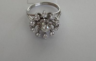 Bague " Marguerite " en or gris, sertie de 11 diamants taill…
