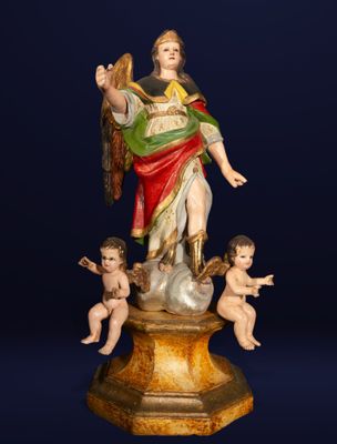 une statue ancienne représentant une femme entourée d'anges, posée sur un socle