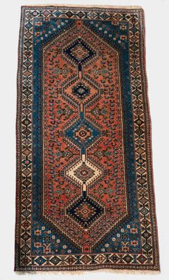 un vieux tapis présentant un motif géométrique sur fond blanc