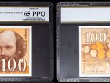 Trois types de monnaies différents sont exposés dans une vitrine.