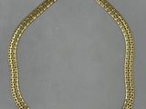 un collier à chaîne en or avec un fermoir carré