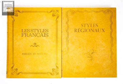 un vieux livre à la couverture jaune posé sur une table blanche