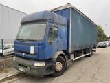 un camion bleu garé sur le bord de la route