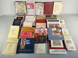 un grand nombre de livres posés sur une table