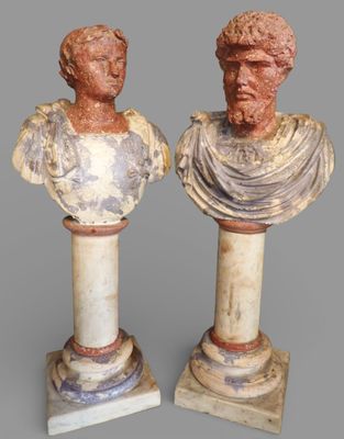 Paire de bustes ornementaux sur colonnes en marbre et scagli…