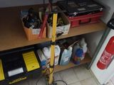 a light that is sitting on a tripod in a room
