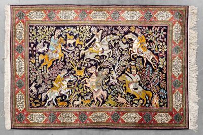 un gros plan sur un tapis orné d'animaux et de fleurs