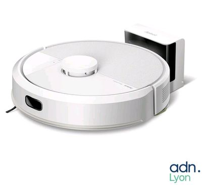 une image d'un aspirateur robotisé sur une surface blanche