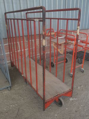 une cage métallique avec une rampe devant un immeuble
