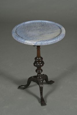 une petite table avec un plateau en marbre et un piètement en bois