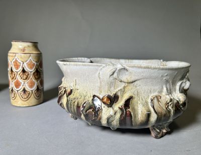 deux vases posés l'un à côté de l'autre sur une table