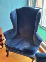 Paire de fauteuils à oreilles garnis de velours bleu (photo 5)