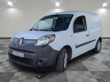 la camionnette blanche est garée dans une grande pièce au sol en damier