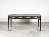 une table noire sur laquelle se trouvent deux tiroirs