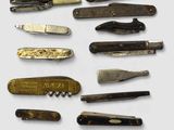 de nombreux types de couteaux de poche posés sur la table
