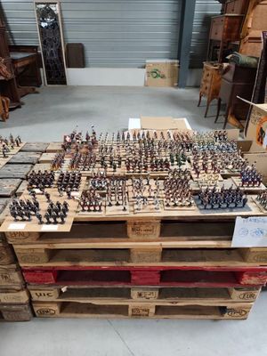Les palettes en bois sont empilées les unes sur les autres dans un entrepôt.