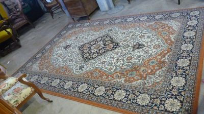 un grand tapis oriental sur le sol d'une pièce