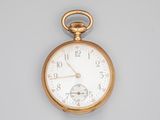 une montre de poche en or avec un cadran blanc et des chiffres