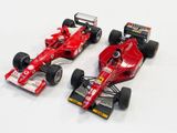 deux voitures de course rouges sur un fond blanc